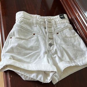 Brand New Abercrombie Natural High Rise White Shorts size 00